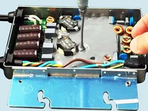 Đổ keo micro inverter